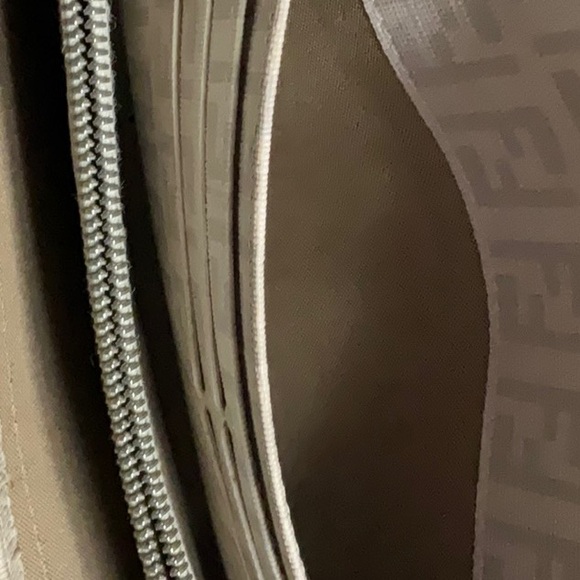 Beautiful Used Fendi vintage wallet just stunning like new condition - Picture 2 of 2